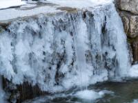 Skurrile Eisfiguren an Bachkaskade